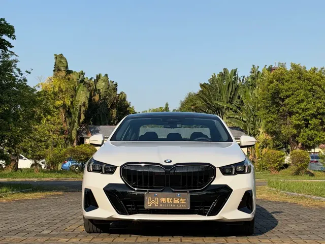 BMW 5 Series — Фото автомобиля 2