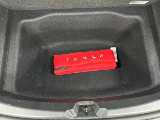 Tesla Model 3 — Фото автомобиля 30