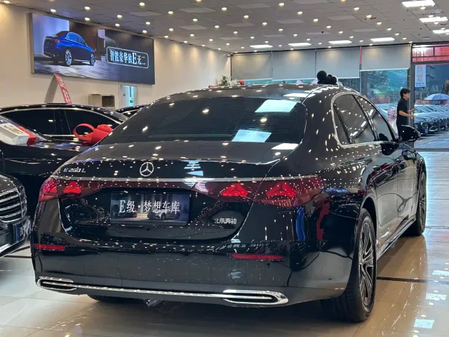 Mercedes-Benz E-Class — Фото автомобиля 5