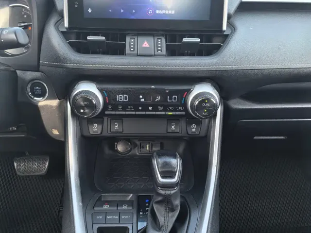 Toyota RAV4 — Фото автомобиля 10