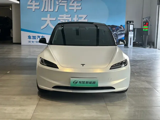 Tesla Model 3 — Фото автомобиля 2