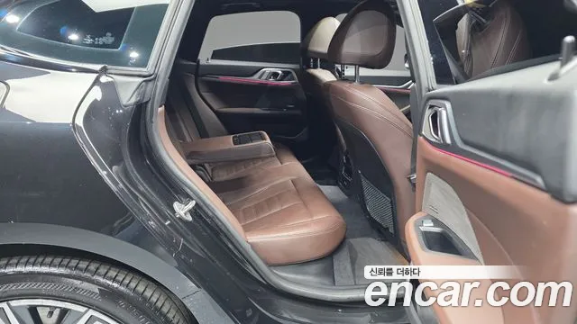 BMW i4 — Фото автомобиля 12