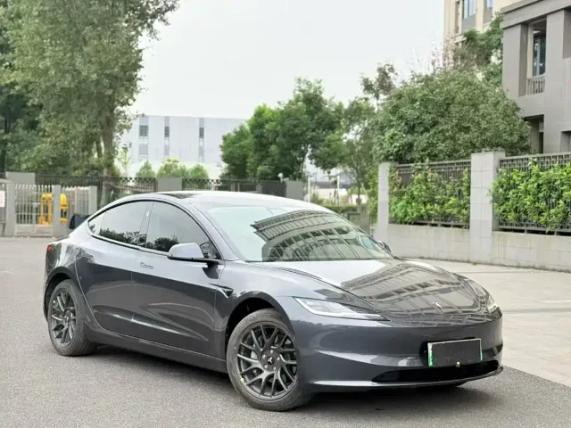 Tesla Model 3 — Фото автомобиля 2