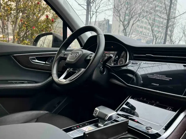 Audi Q7 — Фото автомобиля 10
