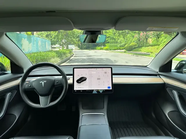 Tesla Model 3 — Фото автомобиля 9