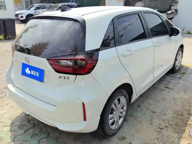 Honda Fit — Фото автомобиля 3