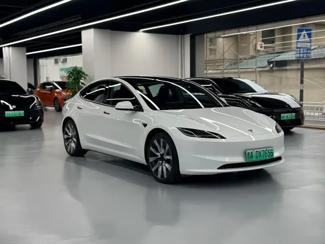 Tesla Model 3 — Фото автомобиля 3