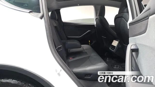 Tesla Model Y — Фото автомобиля 11