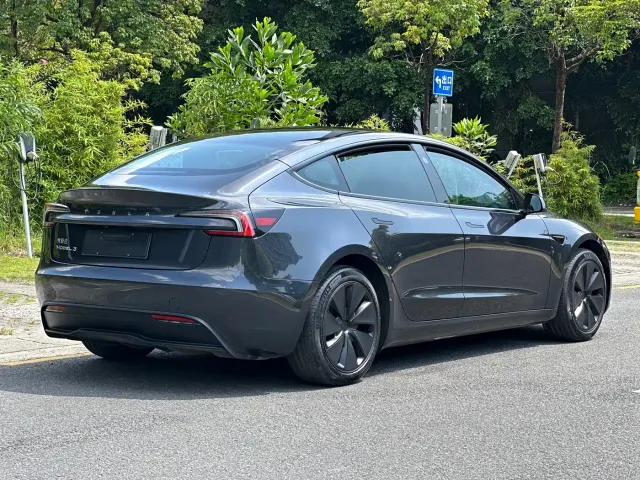 Tesla Model 3 — Фото автомобиля 15