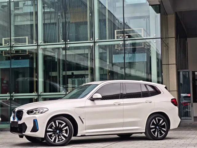 BMW iX3 — Фото автомобиля 3