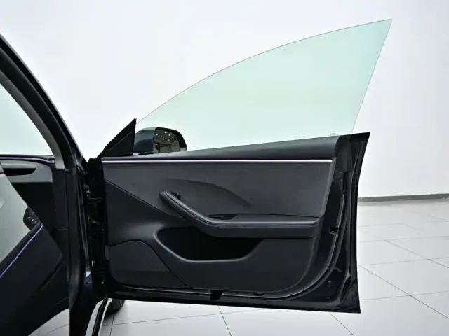 Tesla Model 3 — Фото автомобиля 21