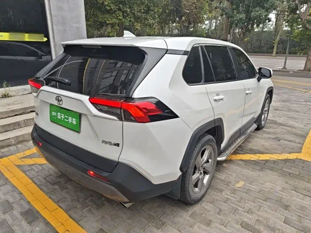 Toyota RAV4 — Фото автомобиля 6