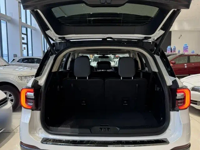 Ford Explorer — Фото автомобиля 16