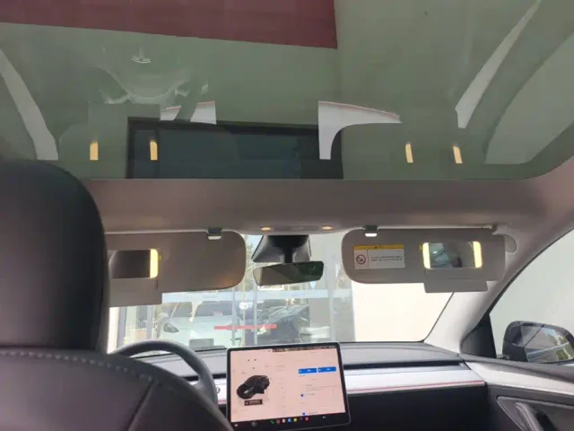 Tesla Model Y — Фото автомобиля 17