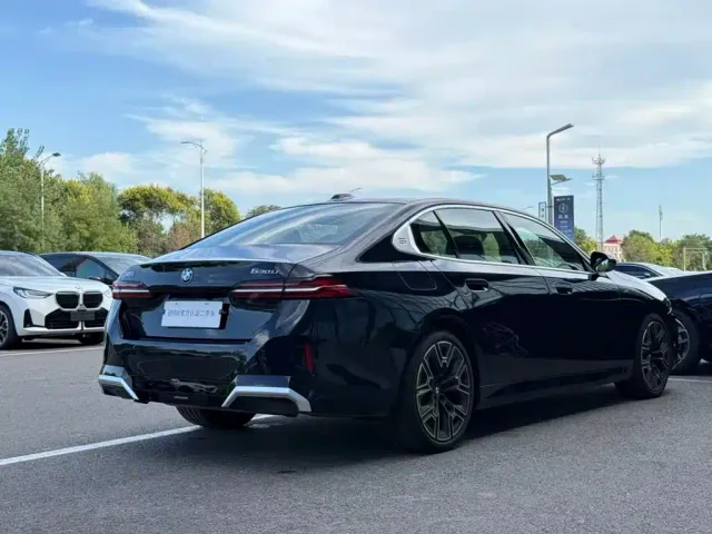BMW 5 Series — Фото автомобиля 16