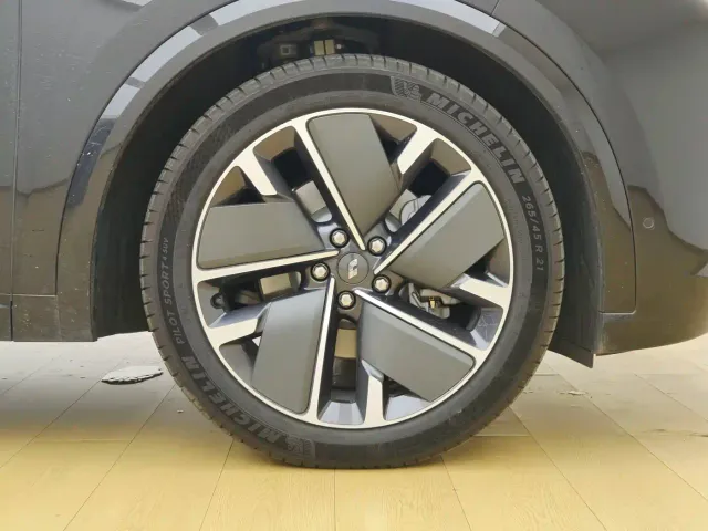 Li Auto L8 — Фото автомобиля 9