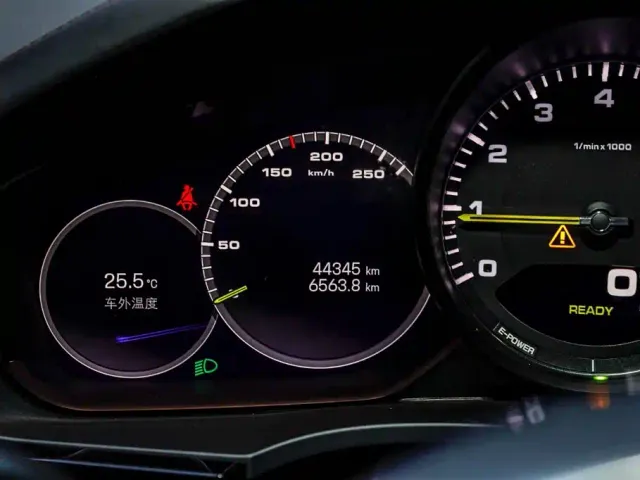 Porsche Cayenne New Energy 2023 Cayenne E-Hybrid 2.0T Platinum Edition — Фото автомобиля 15