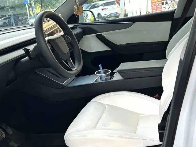 Tesla Model Y — Фото автомобиля 3
