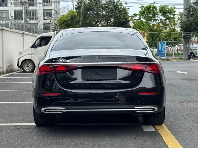 Mercedes-Benz E-Class — Фото автомобиля 12