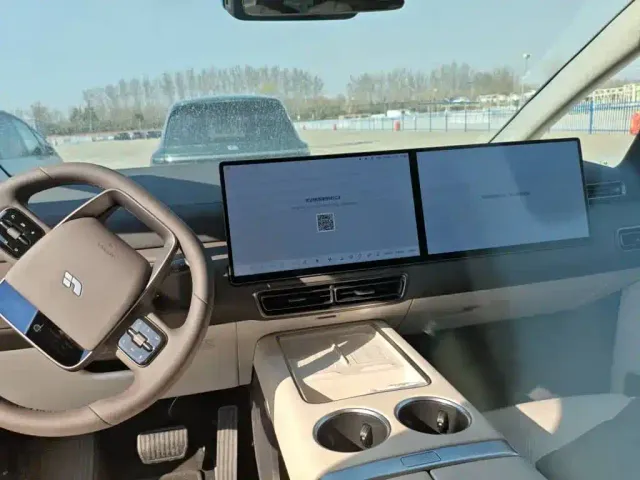 Li Auto MEGA — Фото автомобиля 3