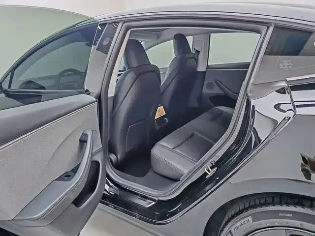 Tesla Model 3 — Фото автомобиля 4