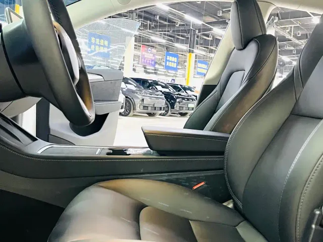 Tesla Model Y — Фото автомобиля 6