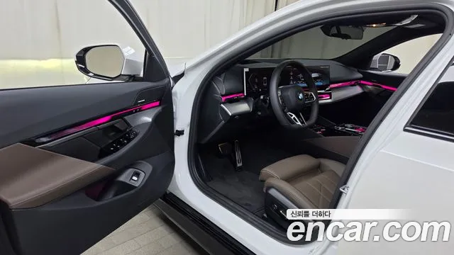 BMW 5 Series G60 — Фото автомобиля 10