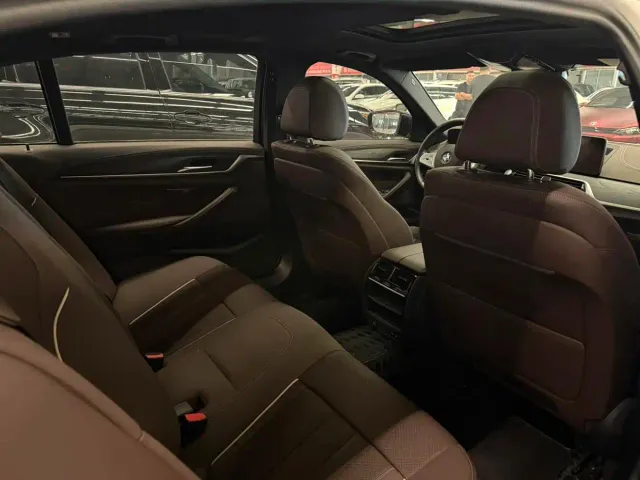 BMW 5 Series — Фото автомобиля 9