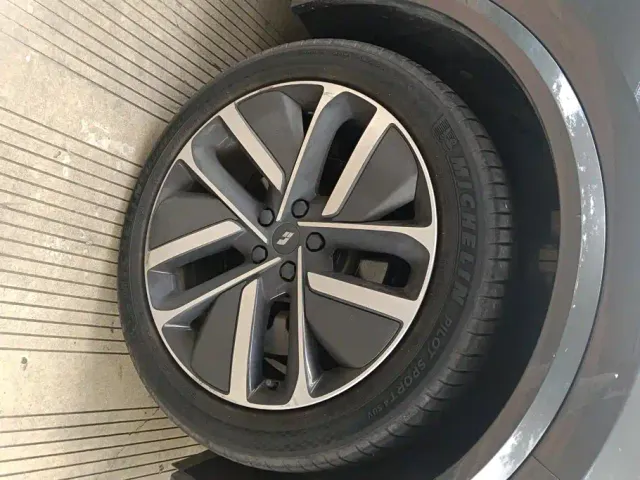 Li Auto L8 — Фото автомобиля 6