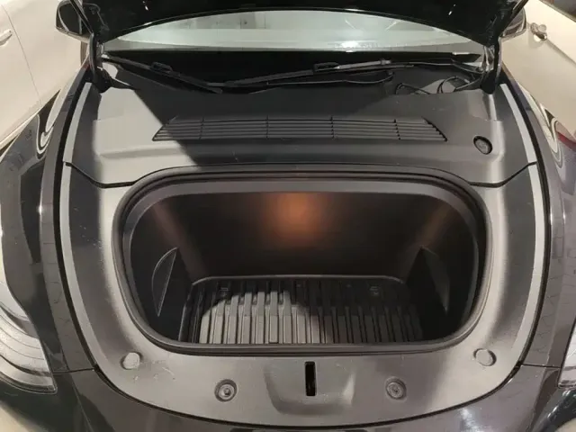 Tesla Model Y — Фото автомобиля 19