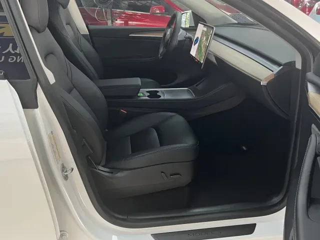 Tesla Model Y — Фото автомобиля 8