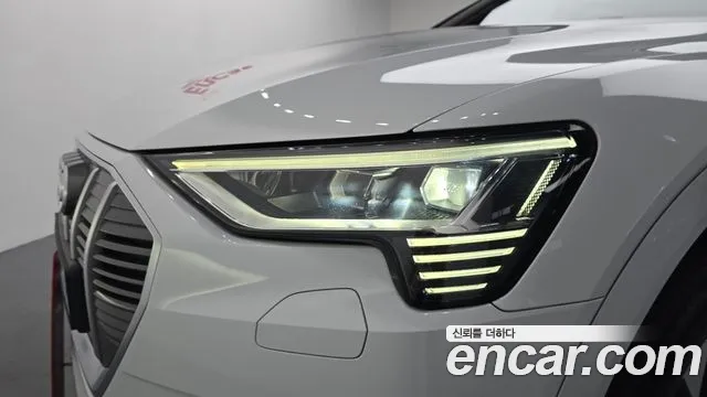 Audi e-tron — Фото автомобиля 7