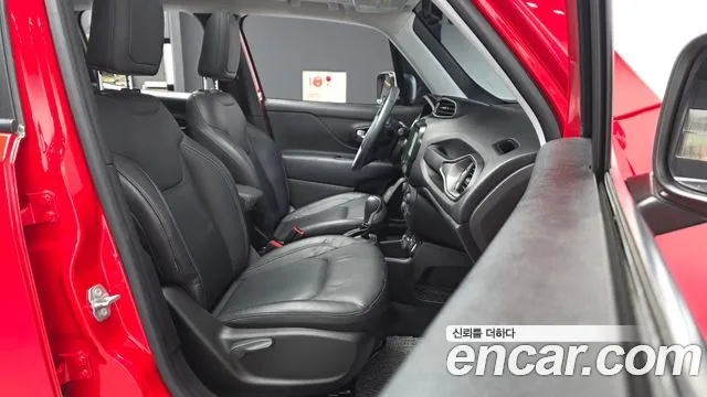 Jeep Renegade — Фото автомобиля 11
