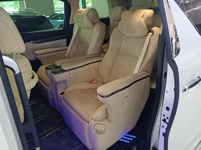 Toyota Alphard — Фото автомобиля 16