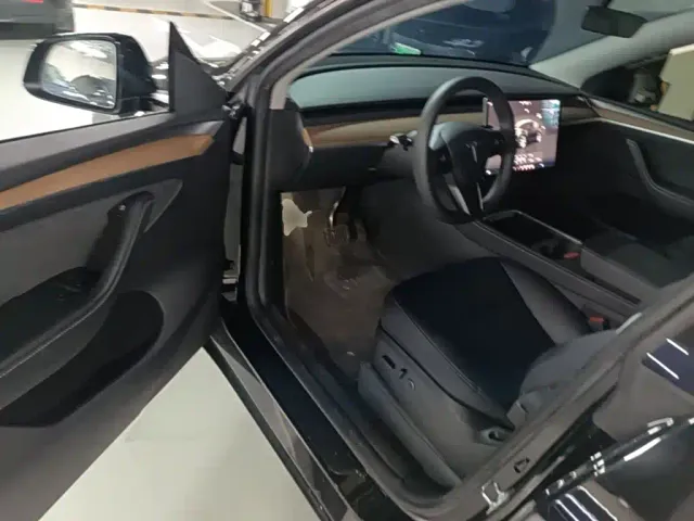 Tesla Model Y — Фото автомобиля 15