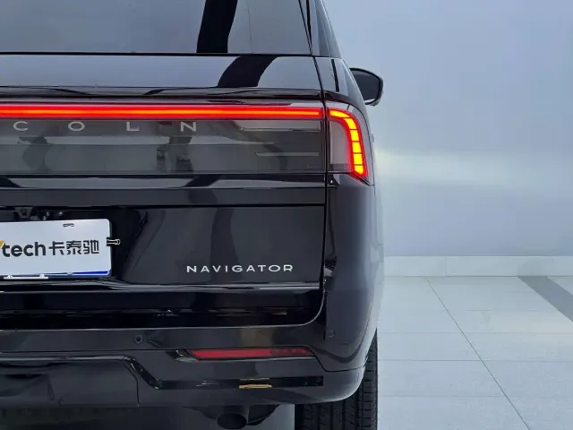 Lincoln Navigator — Фото автомобиля 6