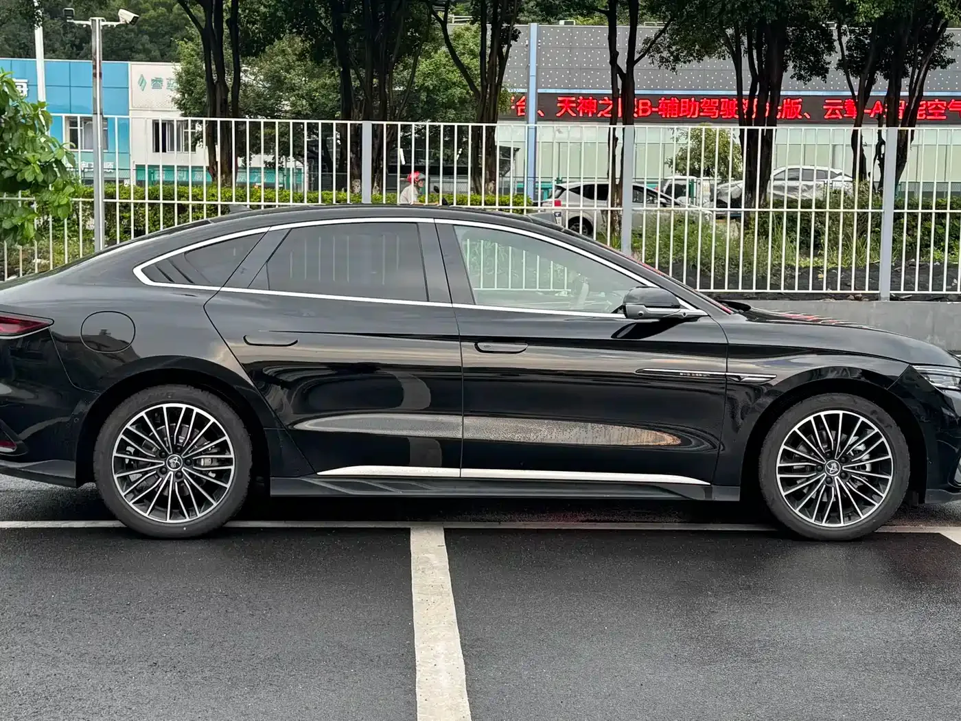BYD Han 2025 DM-i Smart Driving Edition 125KM LiDAR Flagship — Фото автомобиля 8