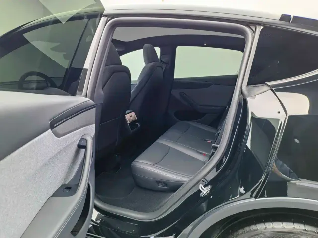 Tesla Model Y — Фото автомобиля 16