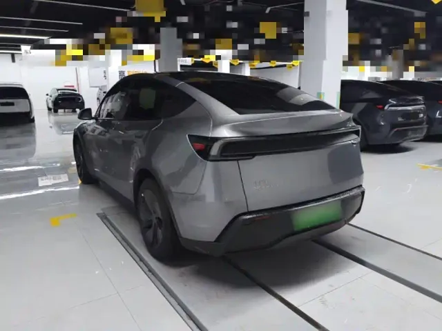 Tesla Model Y — Фото автомобиля 4