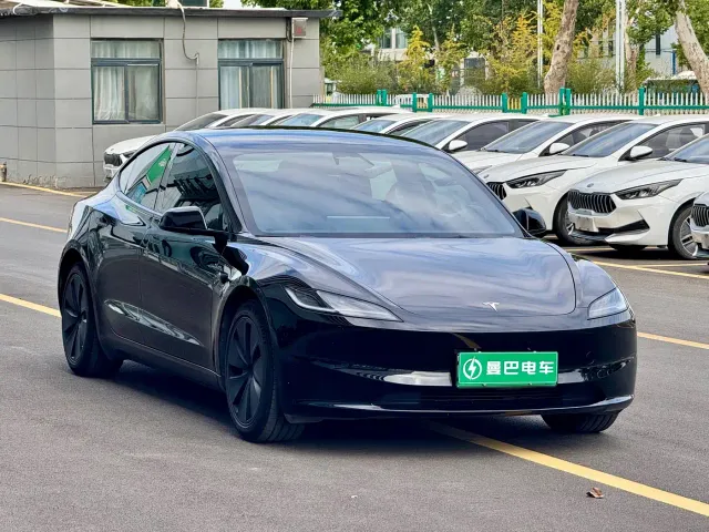 Tesla Model 3 — Фото автомобиля 4