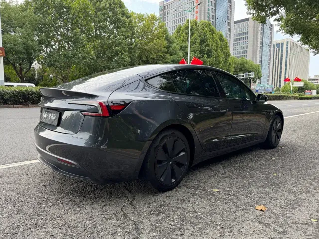 Tesla Model 3 — Фото автомобиля 5