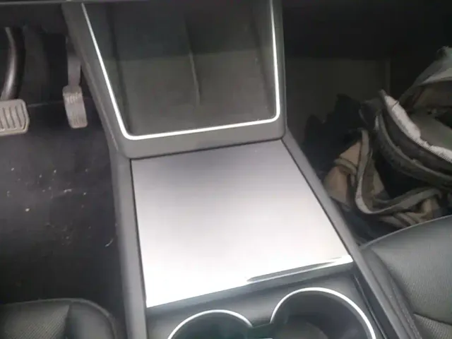 Tesla Model Y — Фото автомобиля 16