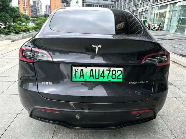 Tesla Model Y — Фото автомобиля 8