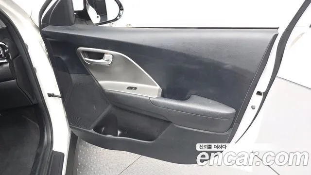 Kia Niro — Фото автомобиля 13