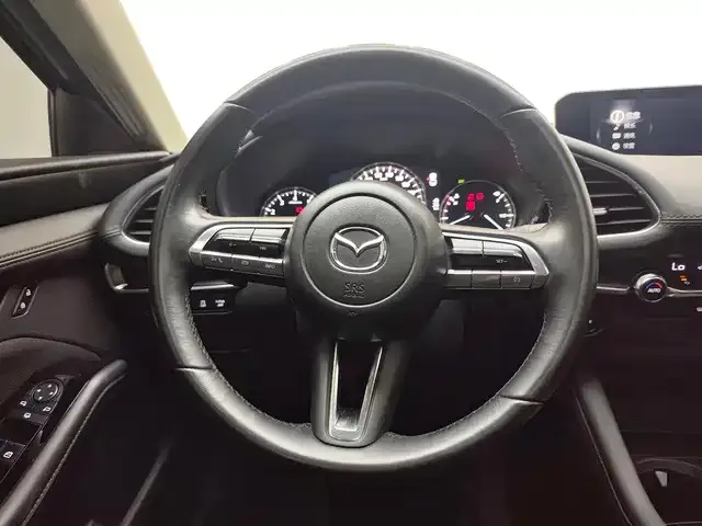 Mazda Axela — Фото автомобиля 11