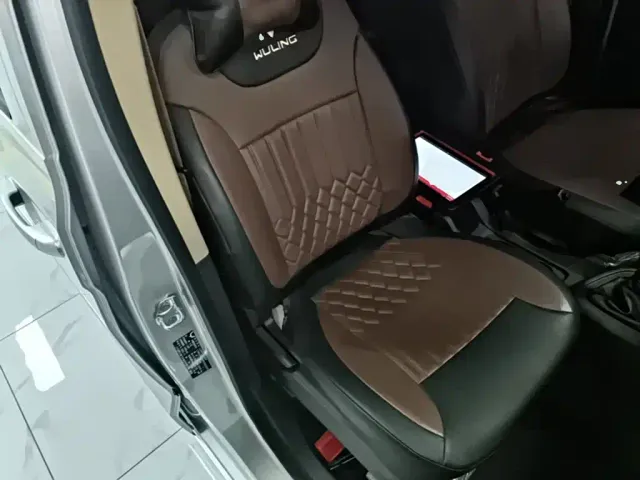 Wuling Hongguang V — Фото автомобиля 19