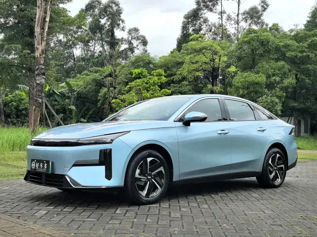 Фотография автомобиля — Geely Galaxy L6