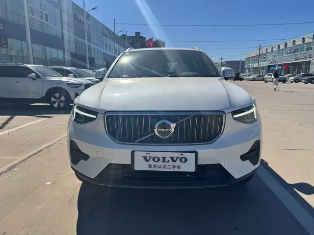 Volvo XC40 — Фото автомобиля 2
