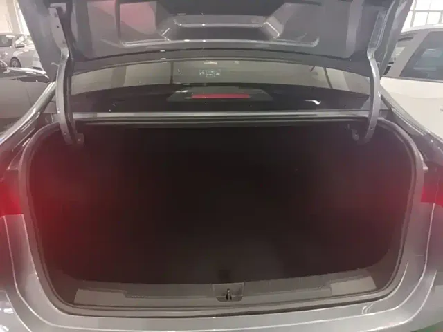 Roewe i5 — Фото автомобиля 18