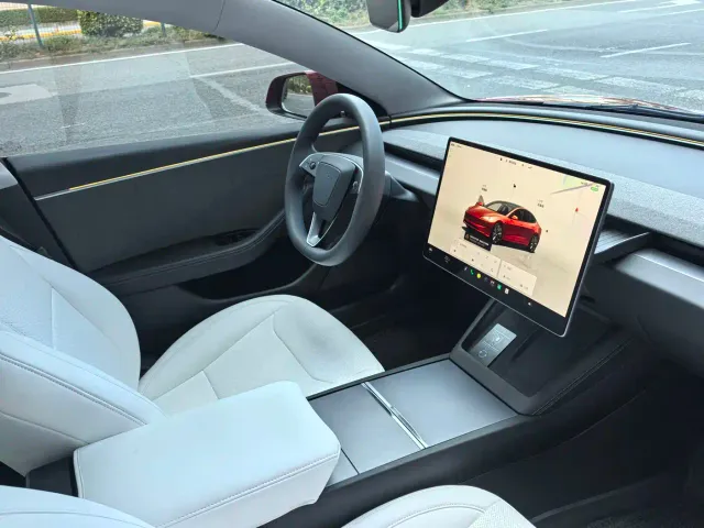 Tesla Model 3 — Фото автомобиля 8